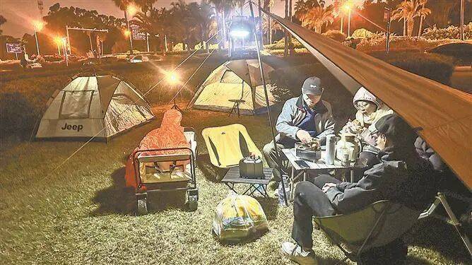 门“篷友”共筑文明露营新风尚冰球突破豪华版与自然为邻 厦(图6)